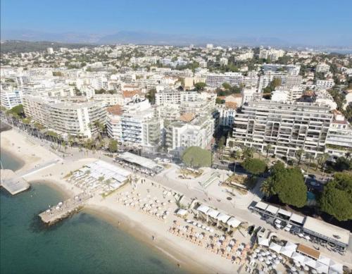 Juan-les-Pins – appartement P4 neuf en première ligne face à la mer