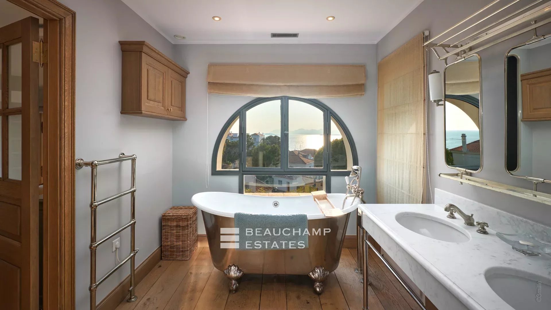 Villa avec piscine et vue mer à pied des plages et des commerces - cap d'Antibes